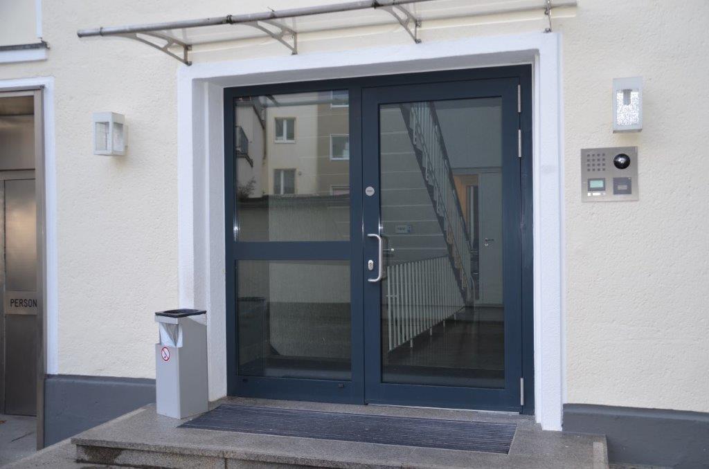 Hueck-WS-DS-075-SerieUf-≥-13-Wm2K-Fluchtweg-barrierefrei-WK2-incl.-Motorschloss