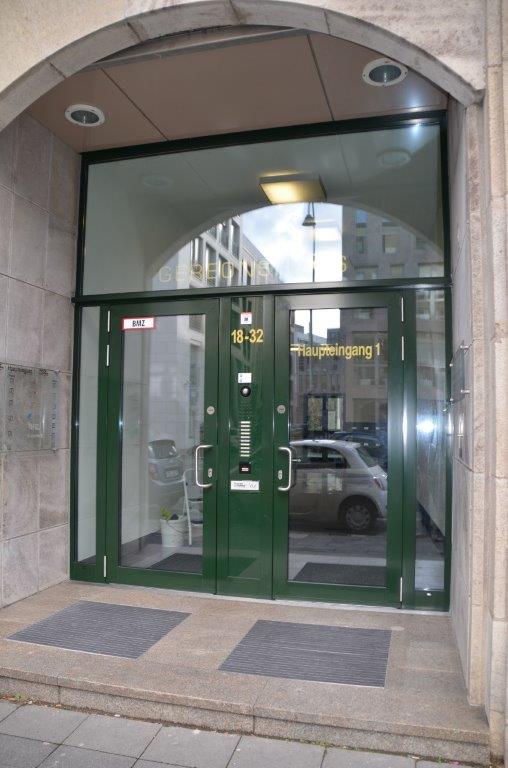 Hueck-WS-DS-075-SerieUf-≥-13-Wm2K-Fluchtweg-barrierefrei-WK2-mit-Motorschloss